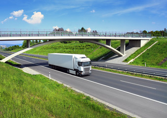 Cargo transportation by refrigerated semi-trailers